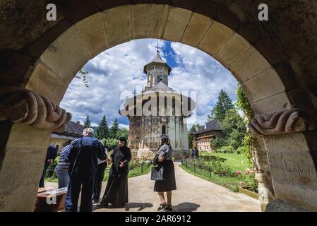 Blick von der Einfahrt zum Kloster Moldovita - rumänisch-orthodoxe Kloster in der Gemeinde Vatra Moldovitei, Kreis Suceava, Rumänien Stockfoto