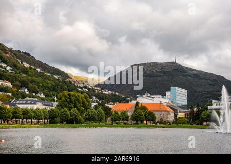 Editorial 09.03.2019 Bergen Norwegen Bergen Norwegen Der 643 Meter hohe Ulriken-Berg im Hintergrund der Stadt Stockfoto