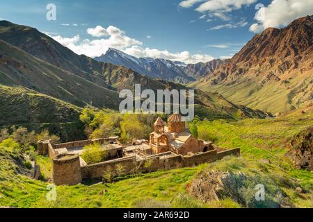 Das St. Stephanos-Kloster in der ostaserianischen Provinz Iran bei Sonnenuntergang. Stockfoto