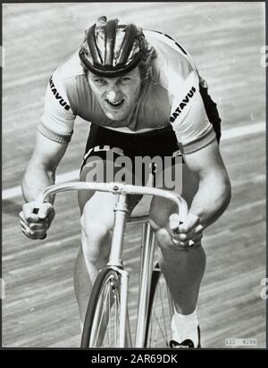 Qualifikationsfahrten Niederländische Meisterschaften jagen für Amateure auf der Strecke in Sloten, Herman Ponsteen in Aktion Datum: 8. Juni 1976 Ort: Amsterdam, Noord- Holland, Locks Schlüsselwörter: Sport, Radsport persönlicher Name: Ponsteen, Herman Stockfoto