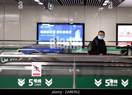 Zhengzhou, Chinas Provinz Henan. Januar 2020. Ein Passagier, der eine Maske trägt, ist an einer Station in der U-Bahn-Linie 5 in Zhengzhou, der zentralchinesischen Provinz Henan, am 26. Januar 2020 zu sehen. Die U-Bahn Zhengzhou hat es den Passagieren verbindlich gemacht, Gesichtsmasken zu tragen, die ab dem 26. Januar eine Aktion zur Eindämmung der neuen Pneumonieepidemie sind. Kredit: Li Jianan/Xinhua/Alamy Live News Stockfoto