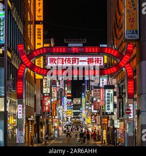 Tokio, Japan, August 2019 - Kabukicho-Tor und das bunte Neon-Straßenschild. Kabukicho ist ein Unterhaltungs- und Rotlichtviertel in der Gegend von Shinjuku Stockfoto