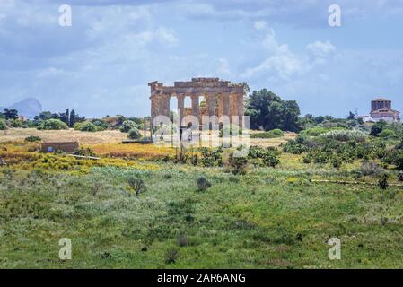 Fernblick auf den Tempel der dorischen Ordnung E, der auch Tempel von Hera in der alten griechischen Stadt Selinunte an der südwestlichen Küste Siziliens in Italien genannt wird Stockfoto