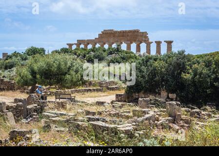 Die Akropolis der alten griechischen Stadt Selinunte an der Südwestküste Siziliens in Italien mit Blick auf die Ruinen von Tempel C Stockfoto