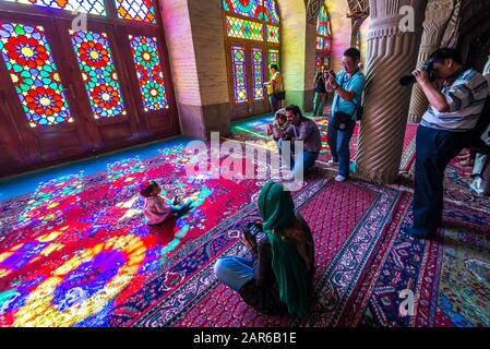 Touristen nimmt Bilder der iranischen Baby in so genannte rosa Moschee (Nasir-Ol-Molk Moschee) in Gowad-e-Araban Bezirk von Shiraz Stadt im Iran Stockfoto