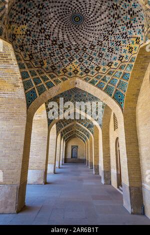 Torbogen in so genannte rosa Moschee (Nasir-Ol-Molk Moschee) in Gowad-e-Araban Bezirk von Shiraz, Hauptstadt der Provinz Fars im Iran Stockfoto