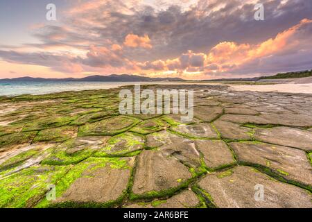 Kumejima, Okinawa, Japan am Tatami-ishi Strand während der Abenddämmerung. Stockfoto