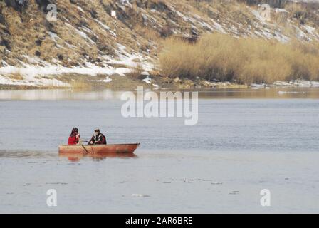 Fischer im Boot mit Frau auf dem Fluss Stockfoto