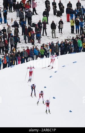 Oberstdorf, Deutschland. Januar 2020. Skilanglauf-Weltcup, Männer: Sprint 1, 6 Km: Zahlreiche Zuschauer folgen dem Rennen. Credit: Silas Stein / dpa / Alamy Live News Stockfoto