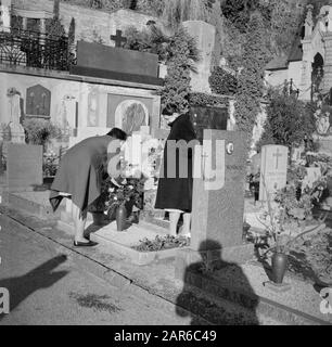 Tour entlang der Schweizer Seite des Lago Maggiore Locarno: Zwei Frauen legen Blumen auf einen Grabstein auf dem Friedhof während Allerheiligen Datum: 1. November 1961 Ort: Locarno, Schweiz Schlüsselwörter: Friedhöfe, christliche Feiertage, Gräber, Menschen Stockfoto