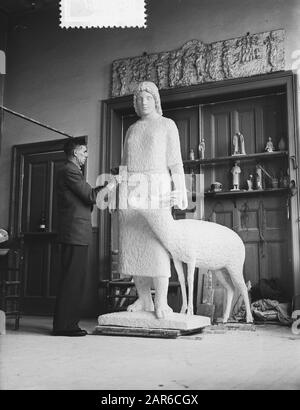 Widerstandsstatue Winterswijk, Tante Riek van G. Bolhuis aus Amsterdam Datum: 31. Januar 1955 Ort: Gelderland, Winterswijk Schlagwörter: Bildhauer, Kriegsdenkmälern, Widerstand, Frauen Personenname: Bolhuis, Gerrit, Kuipers-Rietberg, Helena Theodora Stockfoto