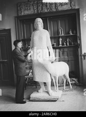 Widerstandsstatue Winterswijk, Tante Riek van G. Bolhuis aus Amsterdam Datum: 31. Januar 1955 Ort: Gelderland, Winterswijk Schlagwörter: Bildhauer, Kriegsdenkmälern, Widerstand, Frauen Personenname: Bolhuis, Gerrit, Kuipers-Rietberg, Helena Theodora Stockfoto