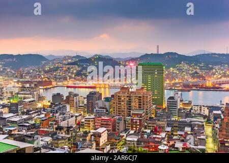 Keelung, die Skyline der Innenstadt Taiwans an der Bucht in der Abenddämmerung. Stockfoto