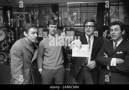 Viel für Halbfinale Europa Cup I Fußball in Rom. Feyenoordspieler zufrieden mit Unentschieden gegen Legia Warschau. Kindvall, Wery, Israel und Hasil Datum: 20. März 1970 Ort: Rotterdam-Schlüsselwörter: Lose, Sport, Fußball, Fußballer persönlicher Name: Hasil, Franz, Israel, Rinus, Kindvall, Ove, Wery, Henk Institutionname: Feyenoord, Legia Warschau Stockfoto