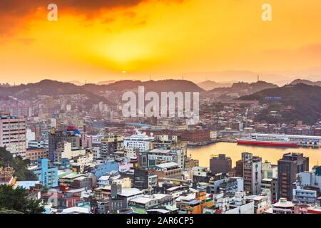 Keelung, die Skyline der Innenstadt Taiwans an der Bucht in der Abenddämmerung. Stockfoto