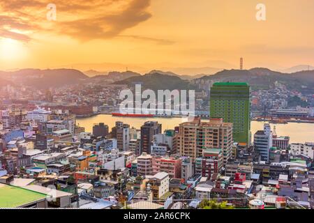 Keelung, die Skyline der Innenstadt Taiwans an der Bucht in der Abenddämmerung. Stockfoto