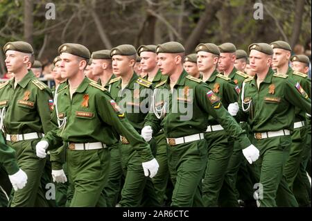 Kadetten der Polizeiakademie marschieren auf der parade Stockfoto