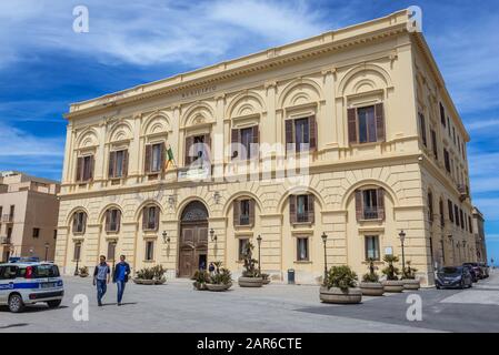 Rathaus an der Piazza Vittorio Veneto in der Stadt Trapani an der Westküste Siziliens in Italien Stockfoto