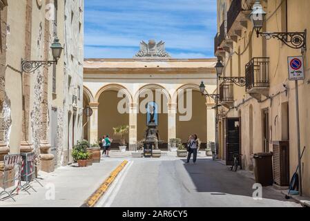 Piazza Mercato del Pesce - Fischmarktplatz mit Venus-Anadyomene-Brunnen in der Stadt Trapani an der Westküste Siziliens in Italien, Blick von Der Via Torre Stockfoto