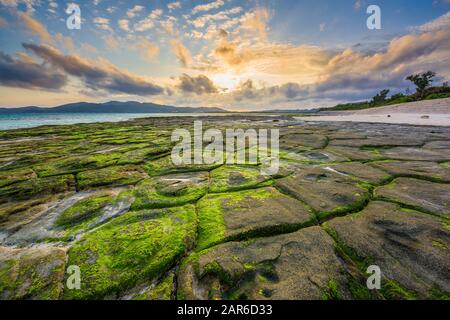 Kumejima, Okinawa, Japan am Tatami-ishi Strand während der Abenddämmerung. Stockfoto
