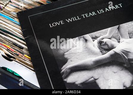 Joy Division's Love Will Tear Us Apart 12-Zoll-Vinyl-Single aus dem Jahr 1980 auf einer Sammlung von sieben-Zoll-Platten Stockfoto