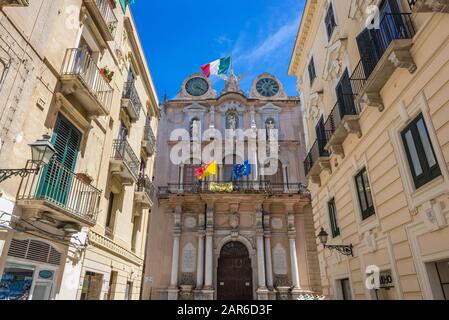 Die Fassade des Palazzo Cavarretta in der Stadt Trapani an der Westküste Siziliens in Italien mit Blick von der Straße Vittorio Emmanuele Stockfoto