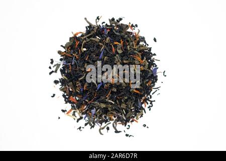 Eine Mischung aus schwarzem und grünem Tee mit Maisblume und Rosenblättern. Trockener Teeblätter auf weißem Grund. Stockfoto