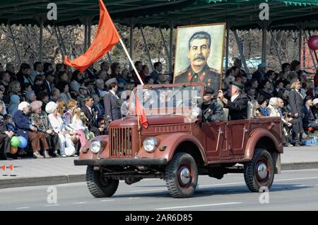 Mitglieder der KPRF auf SUV in der Victory Day Parade Stockfoto