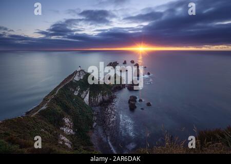 Wunderschöner Sonnenaufgang am Nugget Point Lighthouse, Neuseeland Stockfoto