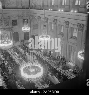 Abdankung der Königin Wilhelmina/Einweihung der Königin Juliana Montagabend. Gala-Dinner für 272 Gäste im Burgerzaal des Palastes am Damplatz. Datum: 6. September 1948 Ort: Amsterdam, Noord-Holland Schlüsselwörter: Abendessen, Einweihung, Königshaus, Lakaien, Paläste Stockfoto