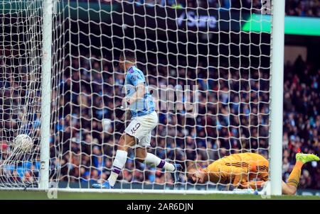 Gabriel Jesus von Manchester City erzielt das vierte Tor seiner Mannschaft während des vierten Vorrundenspiels des FA Cup im Etihad Stadium, Manchester. Stockfoto