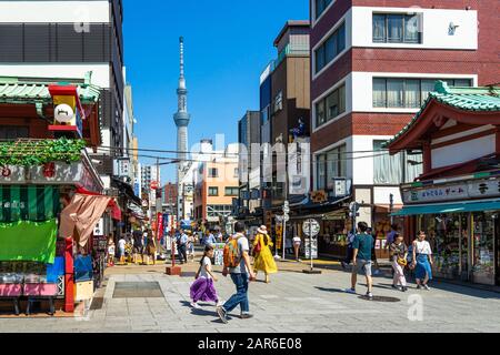 Tokio, 9. August 2019 - Tokyo Sky Tree von Dempoin Dori aus gesehen, einer lebhaften Straße im Stadtteil Asakusa in der Nähe des Sensoji-Tempels Stockfoto