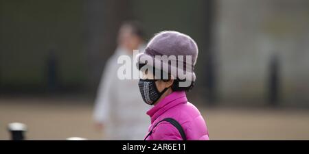 Westminster, London, Großbritannien. Januar 2020. Touristen, die das Ereignis "King's Army Annual March and Parade in London" beobachten, tragen Gesichtsmasken als Folge von Coronavirus-Ängsten. Kredit: Malcolm Park/Alamy Live News. Stockfoto