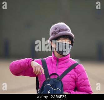 Westminster, London, Großbritannien. Januar 2020. Touristen, die das Ereignis "King's Army Annual March and Parade in London" beobachten, tragen Gesichtsmasken als Folge von Coronavirus-Ängsten. Kredit: Malcolm Park/Alamy Live News. Stockfoto