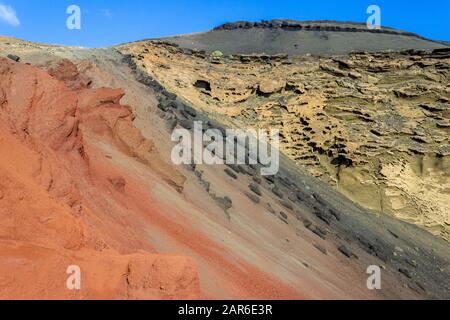 Vulkanischer Berg in verschiedenen roten, schwarzen und beigen Farben in der Nähe von El Golfo auf der kanareninsel Lanzarote, Spanien Stockfoto