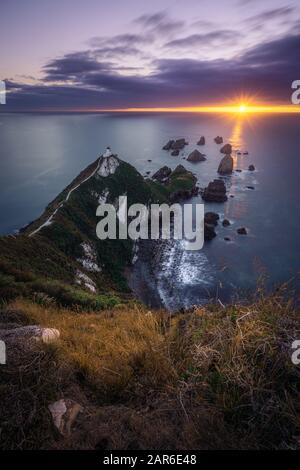 Wunderschöner Sonnenaufgang am Nugget Point Lighthouse, Neuseeland Stockfoto