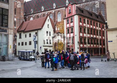 Führung vor Berühmten mittelalterlichen Mietshäusern namens Jas und Malgosia Hansel und Gretel - auf dem Altstädtischen Marktplatz in Wroclaw, Polen Stockfoto