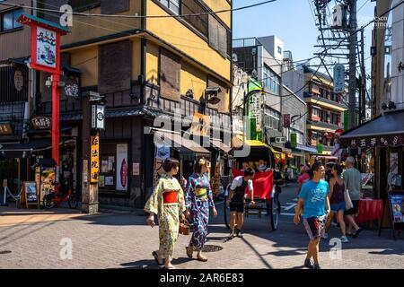 Der Blick auf das Despoin Dori ist eine typische Fußgängerzone mit Souvenirläden im Tokioter Stadtteil Asakusa in der Nähe des Sensoji-Tempels. Tokio, Japan, August 2019 Stockfoto