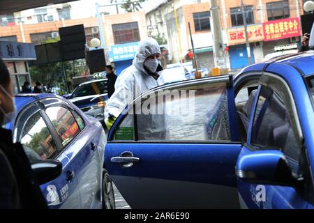 Wuxi, chinesische Provinz Jiangsu. Januar 2020. Ein Personal desinfiziert ein Taxi an einem Servicepunkt in Wuxi, der ostchinesischen Provinz Jiangsu, 26. Januar 2020. Viele Orte im ganzen Land haben strenge Kontrollmaßnahmen ergriffen, um die Verbreitung des neuartigen Coronavirus einzudämmen. Credit: Sheng Guoping/Xinhua/Alamy Live News Stockfoto