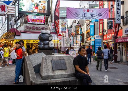 Tokio, Japan, August 2019 - der Markt Ameya Yokocho oder Ameyoko in der Nähe der Station Ueno ist ein beliebter Markt, der verschiedene Produkte verkauft Stockfoto