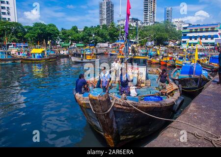 Indische Fischer arbeiten in Sassoon Docks in Mumbai Indien Stockfoto