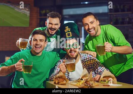 Freunde am St. Patrick's Day an der Bar. Stockfoto