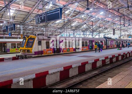 Die Vorstadtbahn in Mumbai Indien Stockfoto