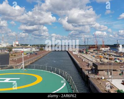 Ein Schiff, das in die Schleuse des Nordseekanals eindringt, mit Bauarbeiten an einer neuen Seeschleuse auf der rechten Seite. Stockfoto