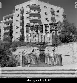 Israel 1964-1965: Jerusalem (Jerusalem), 5 Meter hohe Straßenstatuen Menora auf der Straße, von der gegenüberliegenden Knesset (parlamentsgebäude) aus gesehen Anmerkung: A menora ist ein siebenarmiger Kerzenleuchter und das antike Symbol für das hebräische Volk (auch es ist eines der ältesten Symbole für das Judentum überhaupt) Datum: 1964 Standort: Israel, Jerusalem Schlüsselwörter: Apartmentgebäude, Kerzenleuchter, Straßenplastiken Stockfoto