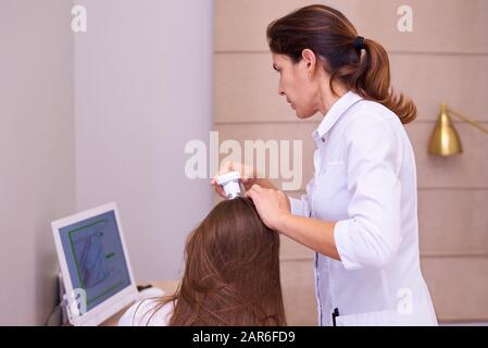 Diagnostischer Komplex zur mikroskopischen Untersuchung von Haar und Haut der Kopfhaut. Stockfoto