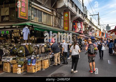 Tokio, Japan, August 2019 - der Markt Ameya Yokocho oder Ameyoko in der Nähe der Station Ueno ist ein beliebter Markt, der verschiedene Produkte verkauft Stockfoto