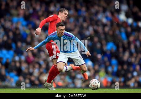 Phil Foden (rechts) von Manchester City und Fulhams Stefan Johansen kämpfen während des vierten Vorrundenspiels des FA Cup im Etihad Stadium, Manchester, um den Ball. Stockfoto