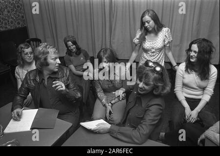 Merel Laseur (von rechts an zweiter Stelle sitzend) hält Hörspiel für TV-Tochter, links Hans Kemna Datum: 29. August 1972 Schlagwörter: Schauspielerinnen, Hörspiele Persönlicher Name: Kemna, Hans, Laseur, Merel Stockfoto