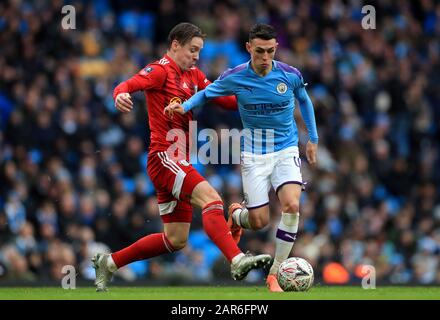 Phil Foden (rechts) von Manchester City und Fulhams Stefan Johansen kämpfen während des vierten Vorrundenspiels des FA Cup im Etihad Stadium, Manchester, um den Ball. Stockfoto